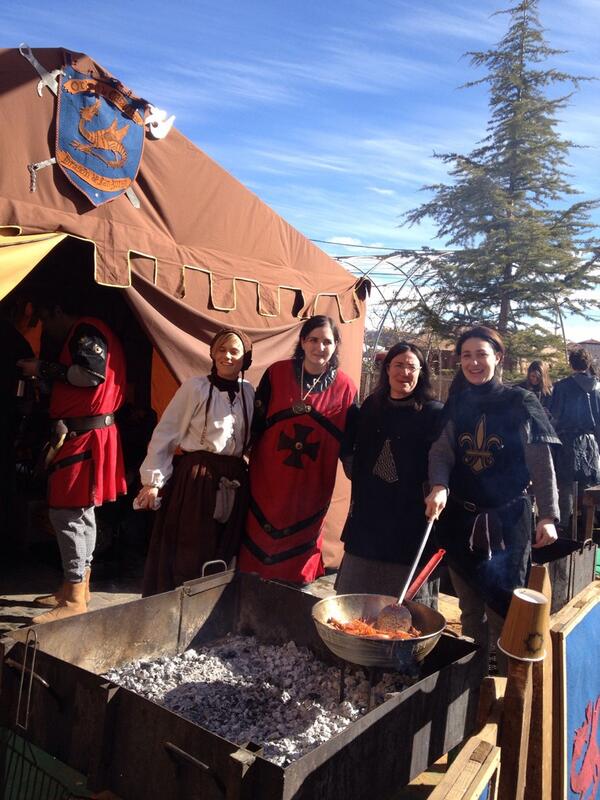Con estas cocineras riquísima la comida! #bodasdeisabel #teruel #medievales  <a href="/mmlchiki/">Maria Martin</a> <a href="/marnacher1/">marnacher</a>