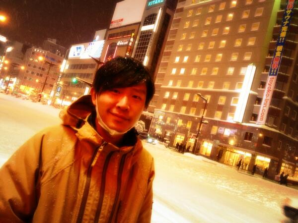 Uz_tnk's tweet photo. 北海道の雪景色に蔡さんも大はしゃぎ！ http://t.co/0G3328Bv9b