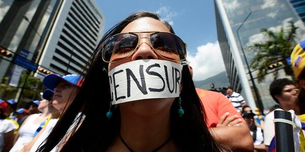 Hipertextual's tweet photo. Venezuela bloquea Zello, aplicación “walkie-talkie” utilizada en las protestas http://t.co/fAQhQi4RFB http://t.co/KsQzd6c2CP