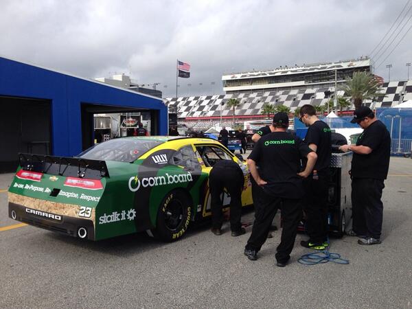 stalkitracing's tweet photo. Workin on the cornboard car staying optimistic about the weather http://t.co/WkqJ5iVQgz