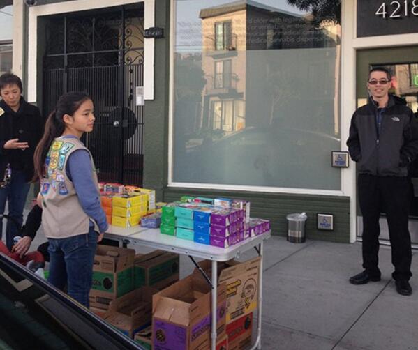 BuzzFeed's tweet image. Girl Scout Sells 117 Boxes Of Cookies In 2 Hours After Setting Up In Front Of A Marijuana Shop bzfd.it/1h5vfSo