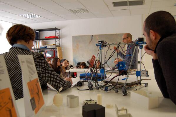GreenTalesSRL's tweet photo. Il Liceo Artistico di Terni in visita al nostro Fab Lab: @GreenTalesSRL @FedZac @Ale_Fancelli @dami70 @flussodesign http://t.co/fH2R5OuwB0