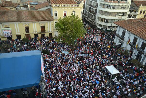 ChoIaCabrera's tweet photo. Gracias Cuenca, conmobido por el apoyo, aprox 1 millón de personas en Sto Domingo @ondasazuayas @tomebamba @WRadioec http://t.co/P9ipRt0mEs