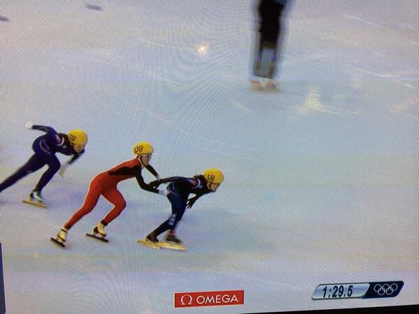 gemmy_AFC85's tweet photo. #Sochi2014 the Chinese try and cheat again by grabbing Korean #cheatingchinese #FanKexin #109 http://t.co/fEPZEyKKhR