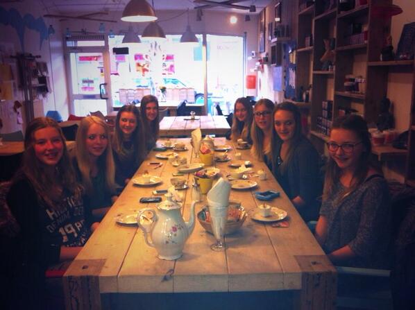 Vanmiddag wezen high tea'en met lieve v'dinnetjes 💕 , en vanavond naar oscars
