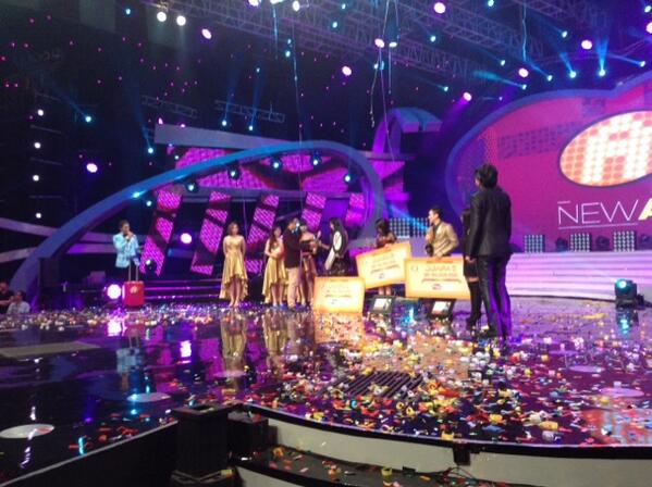 Hadiah Juara I #NewAFI STEFANY, diserahkan langsung oleh <a href="/indrayr/">Indra Yudhistira</a> #ResultShow