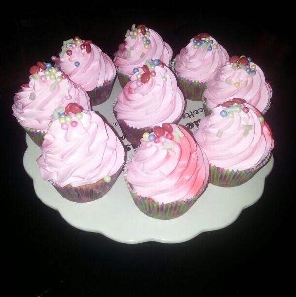 Cupcakes rellenos de frutos rojos #martinnustaperia #Cangasdomorrazo #Aquienamargaundulce