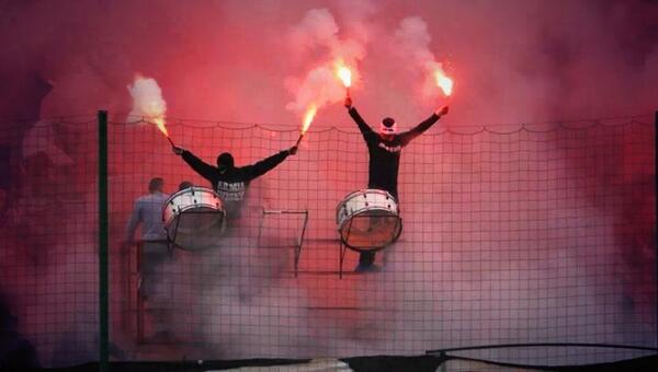 Wisla_NowaHuta's tweet photo. Ostry doping z dymem rac! To Krakowskiej Wisły znak! #Wisla #Krakow http://t.co/LbWg8x2i9S