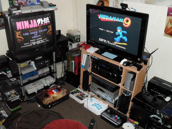 Multiplayerit's tweet photo. Un sacco di retrogaming in pochissimo spazio e zero aerazione :D
Riuscite a riconoscere ogni console nella foto? http://t.co/uYq7SAmLCG