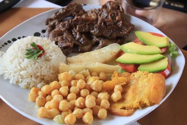 alessandrosim's tweet photo. #FelizSabadoColombiaQuerida #LoBuenoDeColombia es la comida de la suegra! Me encanta este pais! http://t.co/pdEgp6Dfa4