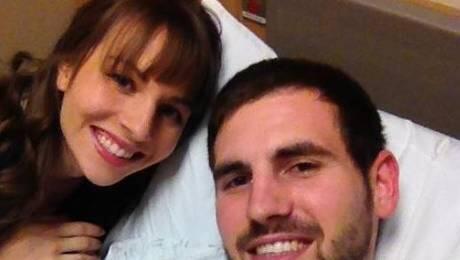 Joven padre con cáncer graba emotivo mensaje antes de morir. VIDEO: bit.ly/1gohNY2