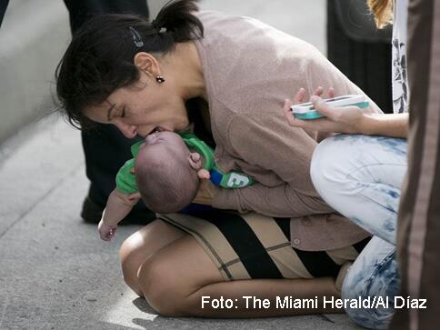 AlRojoVivo's tweet photo. Salvan bebé de 5 meses en autopista de #Miami tras dejar de respirar. Más 5pm/4c FOTOS=> http://t.co/wcYjgDVhuW http://t.co/baDR55xbbt