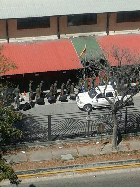 rami_nelly's tweet photo. @LucioQuincioC General en La Carlota, Caracas. 2:00PM: militares con maletas llegan. http://t.co/eYFTosW5rr