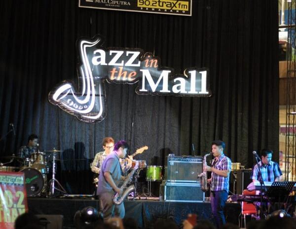 This is our first gig @BaruchJethroobe @UbayIDOL8 in semarang BlowingUp!