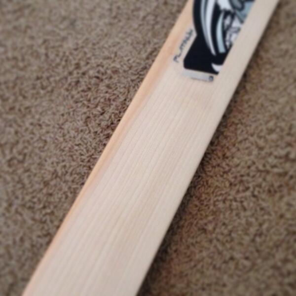 hammercricket's tweet photo. About as beautiful as it's gets... The Hammer Vapen Platinum cricket bat..#hammer2014 http://t.co/nTJJmGceZS