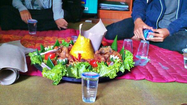 Inilah tumpeng yang disajikan untuk tasyakuran 1 tahun CANDIDA hari ini . Terlihat sangat menggiurkan ^_^