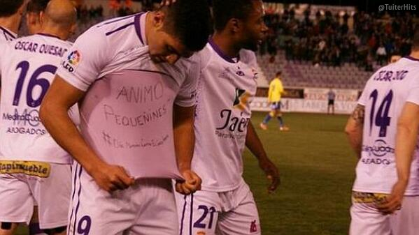 TuiterHits's tweet photo. Un futbolista del Jaén, multado con 2000€ por enseñar una camiseta apoyando al cáncer infantil. PENOSO http://t.co/bLmAuEyHIt