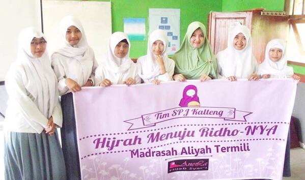 pedulijilbab's tweet photo. Peduli Jilbab Goes To School. Kali ini Madrasah Aliyah Termili yg disambangi oleh @SPJ_Kalteng :') http://t.co/1U0vGN9RDm