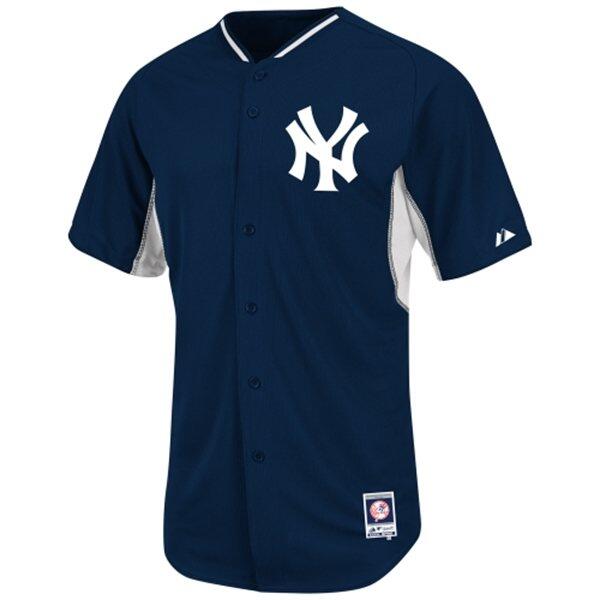 nih jersey yankees hadir lg...ada size M ama L ...Rp.250.000 ....cepet2an ya...cuman dikit barangnya :)
