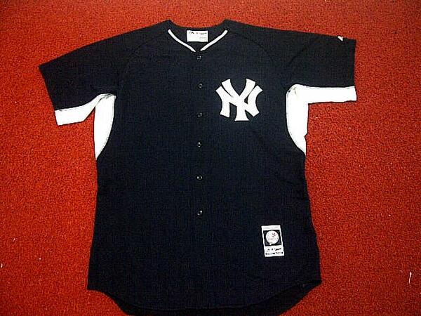 nih jersey yankees hadir lg...ada size M ama L ...Rp.250.000 ....cepet2an ya...cuman dikit barangnya :)
