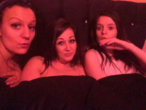 tinytoeslizi's tweet image. Caught red handed #girlsnight #shitzngigglez #filmnight
