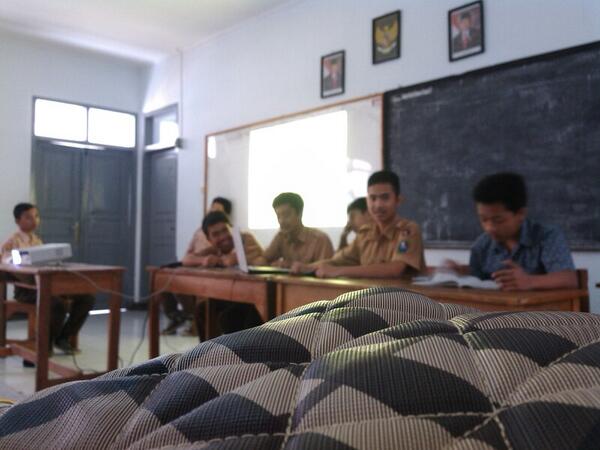 MartinFrima77's tweet photo. “@XJ6grt Suasana presentasi sejarah klmpk @MartinFrima77 @tektikTR @IlhamSyakib dll http://t.co/1sTQ4pADH6”