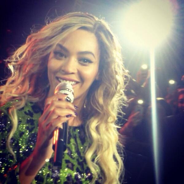 Beyoncé > "The Mrs. Carter Show" World Tour [V] $189 MILLION. BIGGEST FEMALE TOUR OF THE YEAR! - Página 40 BhCvAkNIgAAE5mZ
