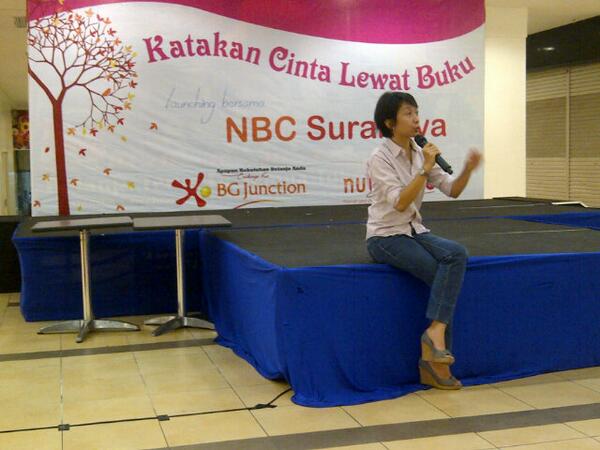 Mbak Rina Widowati sedang melaunching buku #MemoriBiruLangit. Ada 6 cerita dan 3 prosa <a href="/NBCSurabaya/">NBC Surabaya</a>