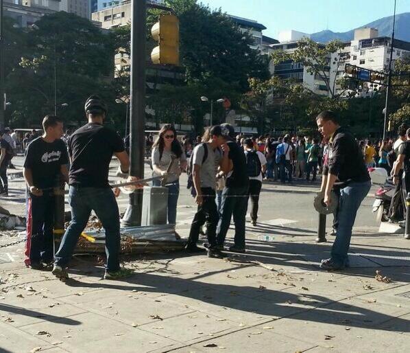 ramonmuchacho's tweet photo. Los propios manifestantes de altamira colocaron esta foto. Hago un llamado a evitar esto -—> http://t.co/y38wvCY6JB