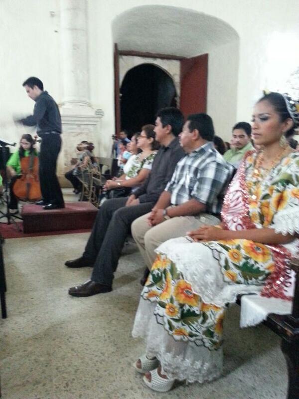 AyunMotul's tweet photo. Xail Dzul, reina del Aniversario 142 de Motul como ciudad, con autoridades en la Parroquia de San Juan Bautista http://t.co/zVELjlZYao