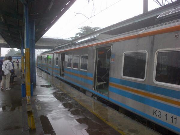 febby_capil's tweet photo. Ui @es_bimot "@TMCPoldaMetro: Commuterline JKT-Bogor mengeluarkan asap krn gangguan pantograp di St. Depok Baru. http://t.co/U9aRgj87Cs
