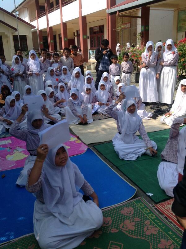 Merrka pada nervouss loo saat mulai diberikann soal2nya hehehe