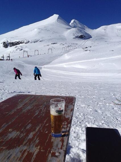 Blue skies, beer and loads of snow .... What could be better????