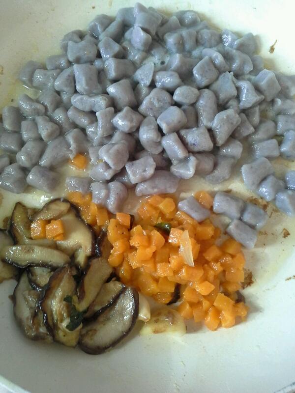 Mina e le sue Ricette del Cuore: Gnocchi di patate viola con funghi, zucca e pancet... minaelesuericette.blogspot.com/2013/10/gnocch…