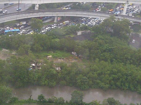 macet parah didepan MtA..imbas banjir didepan untar,harap mengambil alternatif lain.  (via <a href="/dicky_law/">dickey law</a>)