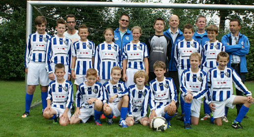 RhodeD3's tweet photo. KICK OFF IN 60 MINUTES! Rhode D3-ELI D1 Retweet als je blij bent dat we eindelijk weer eens kunnen voetballen #RhoEli http://t.co/nyW0Lkfdkl