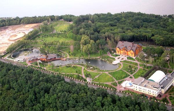 Zoo privé, voitures de collection : les Ukrainiens découvrent  la fastueuse résidence du président Ianoukovitch BhEn0jkCUAAAxAi