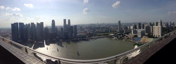 Dane_Harrington's tweet image. View from the highest rooftop pool in the world at the Marina Bay Sands in Singapore. #NotRealLife