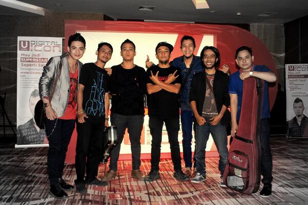 Sukses yoo RT <a href="/MAHADEWAband/">Mahadewa</a>: <a href="/wawantmg/">ariem christiawan</a> RT <a href="/williams_jam/">William (Band)</a>: bareng bassis <a href="/MAHADEWAband/">Mahadewa</a> yeaahh,, thanks mas wawan