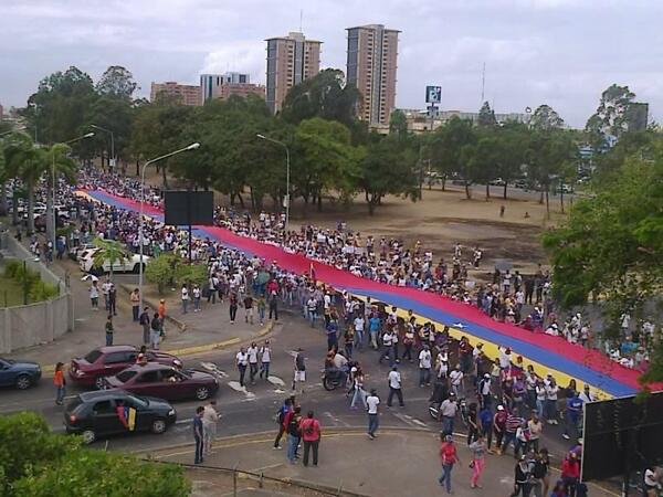 ElUniversal's tweet photo. 12:10pm Así transcurre la marcha convocada por sectores de la oposición en #PuertoOrdaz http://t.co/DgDstLtP3V (vía @elimpulsocom) #22F