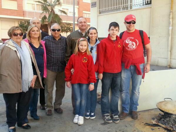 .@pspv_psoevlc con los amig@s de <a href="/FallArtiCiencia/">Falla Art i Ciència</a> en Paellas Solidarias Agrupación Camins al Grau #falles2014