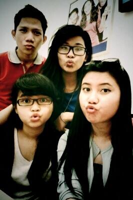rhanyAchmad's tweet photo. Our favourite pose #duckface #SelfieUnlimited @jakariahy @dindapalupi @fennyhervi @XL123 (208) http://t.co/IsBPWigbSD
