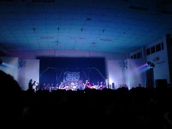 SOLOPOPPUNK's tweet photo. @still_virgin on stage! http://t.co/fkEnndUmxD