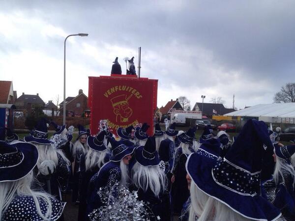 Dorpsraad Manderveen wenst iedereen een feestelijk carnaval! De Venfluiters zijn er weer klaar voor #loopgroepsucces