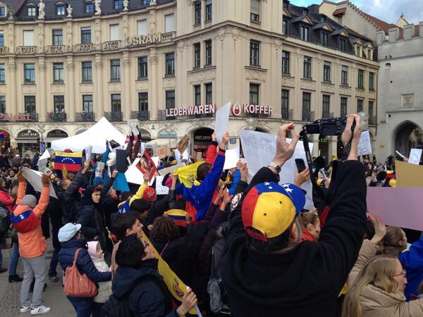 macaroromero's tweet photo. COMIENZAN A LLEGAR FOTOS DE TODAS PARTES DEL MUNDO, UNIDOS POR VENEZUELA  #SOSVenezuela #22F #München http://t.co/KFdsI1TRqV