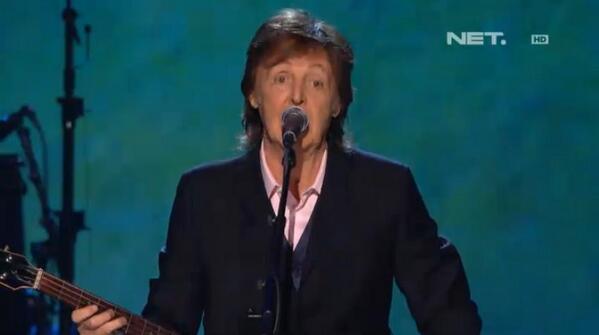 mdtvindonesia's tweet photo. I'm glad it's your birthday.. Happy birthday to you.. Happy birthday to you #SaluteToBeatlesOnNET http://t.co/9OJr8xaqpX
