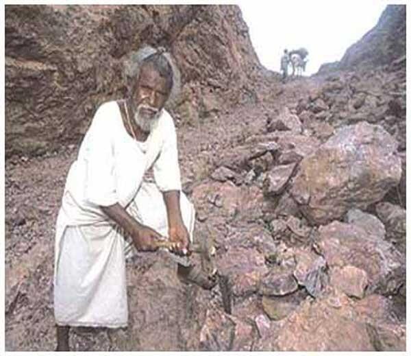 htTweets's tweet photo. Aamir's Satyamev Jayate to feature Dasrath Manjhi, but Bihar icon's family has no TV to watch http://t.co/DxgJcxOraE http://t.co/inmSAB54MT