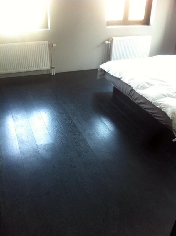 Strongfloor's tweet image. Dekkend zwarte houten vloer op de slaapkamers. Deze houten vloer is in iedere ral kleur verkrijgbaar.