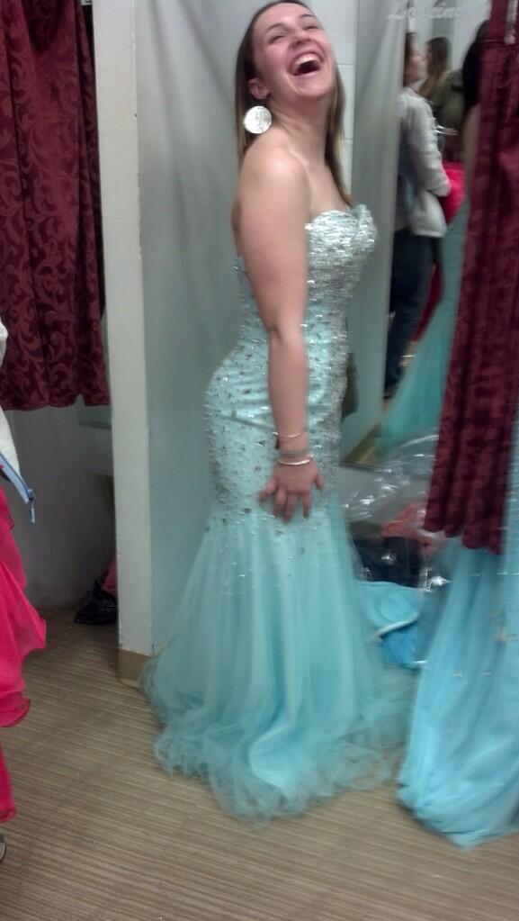 Gabrielle_Deee's tweet image. Lollllll always laughing 😂 #soembarrasing 🙈👗