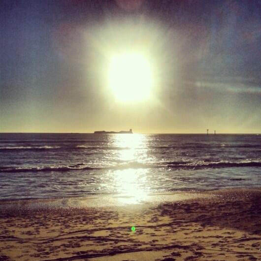 ElCanijodeJerez's tweet photo. El misterioso castillo de Santi Petri. A esta hora el Sol y la playa todo lo cura. Caminando solo y pensando en ti. http://t.co/h7xl98SuRz